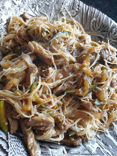 Una foto de Fideos de arroz al estilo oriental