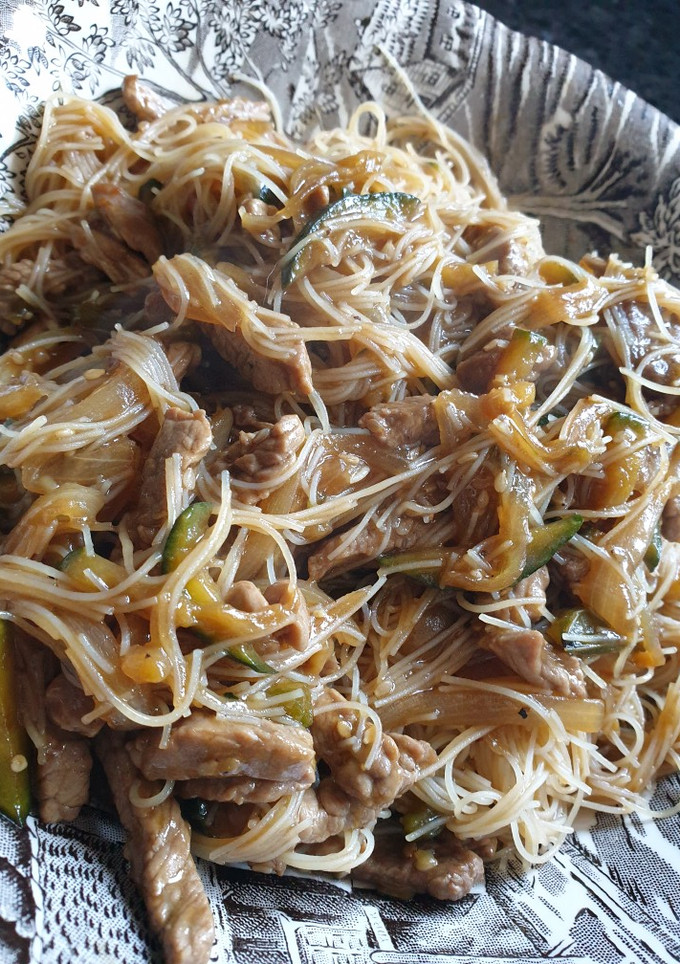 Una foto de Fideos de arroz al estilo oriental