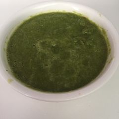 A picture of Green chutney.