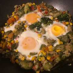 Una foto de Huevos en colchón de vegetales al wok