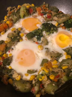 Una foto de Huevos en colchón de vegetales al wok