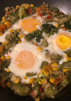 Una foto de Huevos en colchón de vegetales al wok