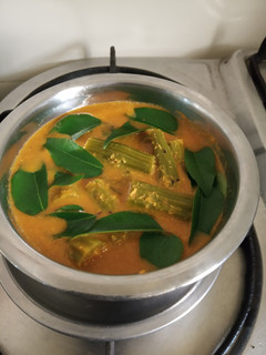 சின்ன வெங்காய முருங்கை குழம்பு (Chinna Vengaya Murungai KUlambu Recipe in Tamil) செய்முறை முக்கிய புகைப்படம்