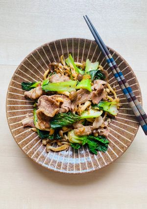 A picture of Beef and garlic mushrooms in ginger shoyu sauce.