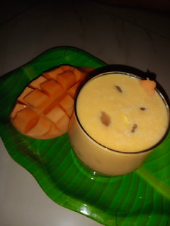 मैंगो मिल्क शेक(mango milk shake recipe in hindi) रेसिपी मुख्य फोटो