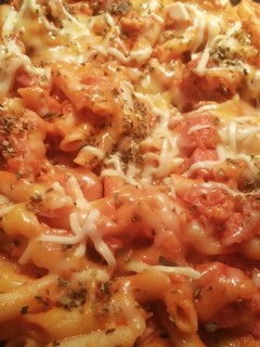 Una foto de Macarrones con salchichas y atún