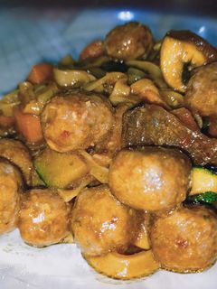 Una foto de Noodles de arroz y albóndigas con salsa oriental