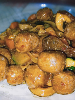 Una foto de Noodles de arroz y albóndigas con salsa oriental