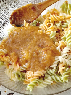 Una foto de Ensalada de pasta vegetal y atún