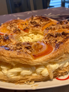 Una foto de Roscón de Reyes de hojaldre relleno de crema pastelera