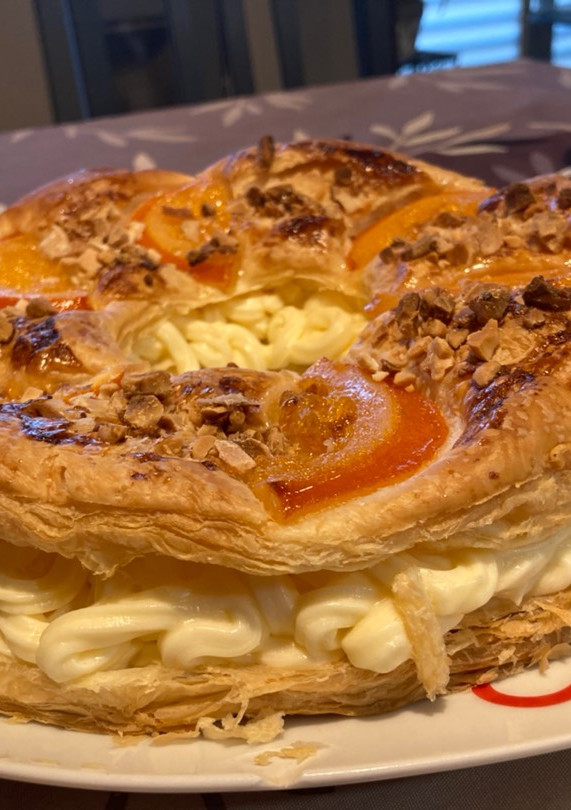 Una foto de Roscón de Reyes de hojaldre relleno de crema pastelera
