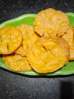 જીરા પૂરી (Jeera Poori Recipe In Gujarati) રેસીપી મુખ્ય ફોટો