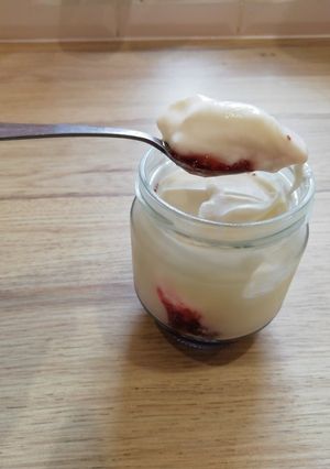 Une photo de Yaourt maison à la confiture (maison aussi, c'est mieux 😋)