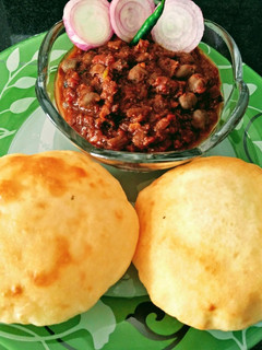 छोले भटूरे (Chole Bhature Recipe in Hindi) रेसिपी मुख्य फोटो