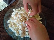 Una foto de palomitas olla