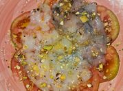 Una foto de carpaccio gambas