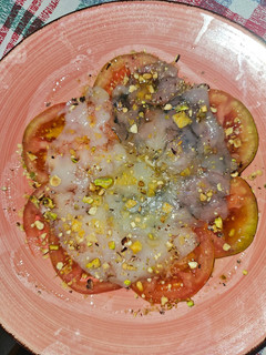 Una foto de Carpaccio de pera, gambas y tomate