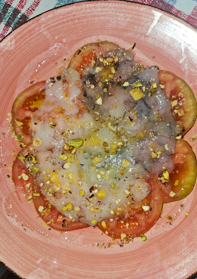 Una foto de Carpaccio de pera, gambas y tomate