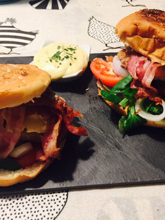 Una foto de Chicken Burger bacon crispy con queso de cabra y salsa de mostaza y miel 🍔😍