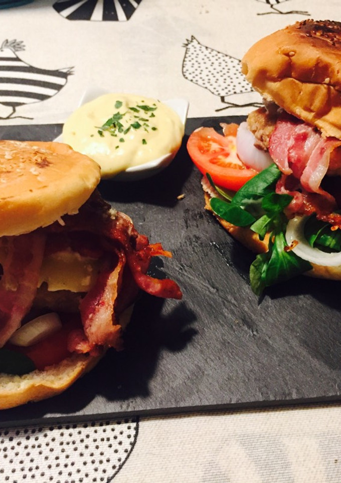Una foto de Chicken Burger bacon crispy con queso de cabra y salsa de mostaza y miel 🍔😍