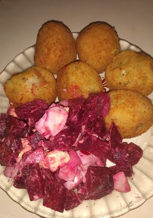 Una foto de Bombas de papas🥔con perejil y ensalada de remolacha súper rica!