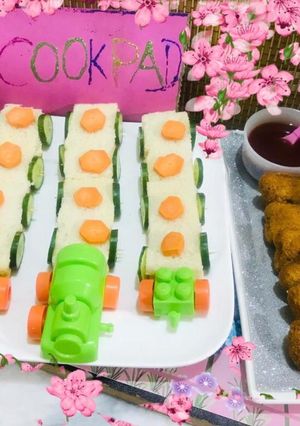 A picture of Super Bird train Sandwich with nuggets and tea.