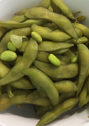 Hình của món Món ăn vặt tốt cho sức khoẻ: đậu nành lông (edamame) luộc.