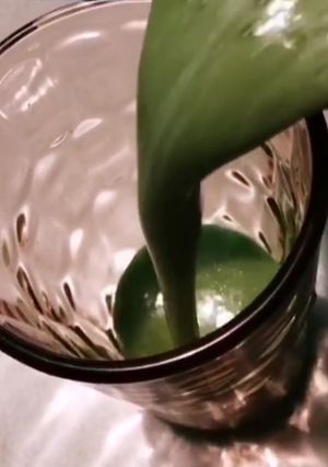 Una foto de Jugo de guayaba y espinacas