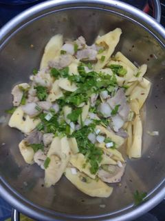 Hình của món Thịt heo xào măng vàng.