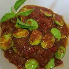 A picture of Sambal goreng pete.