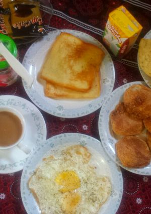 A picture of Egg fry with complete breakfast.