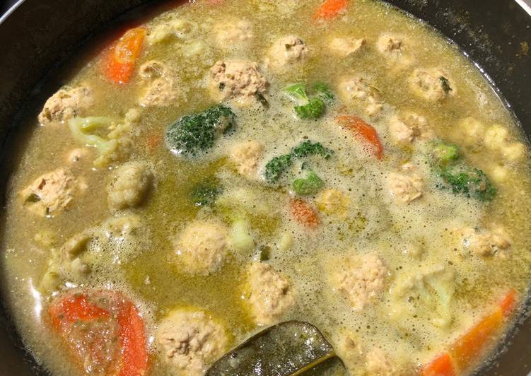 Chicken meat ball Green curry