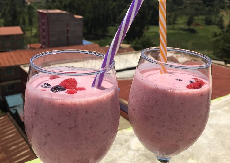 Raspberries, blueberries and pineapple smoothie