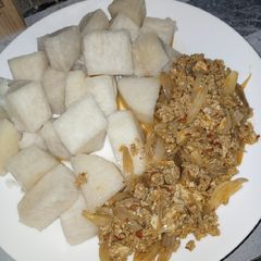 A picture of Boiled yam with egg sauce.