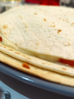 Una foto de Quesadillas extra de queso 🧀🧀