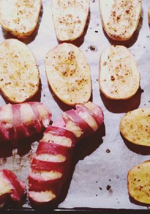 Una foto de Patatas y salchichas al horno (uuni perunat ja lenkki)