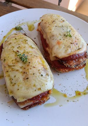 Una foto de Milhojas de Milanesas de Berenjena con Pimientos del Piquillo