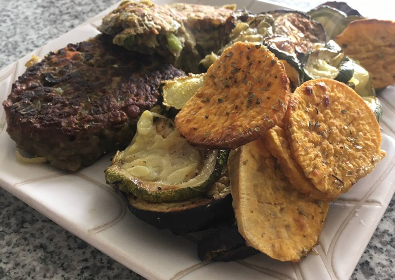 Hamburguesas de lentejas con verduras al horno