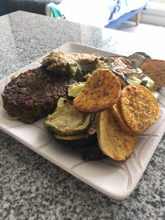 Una foto de Hamburguesas de lentejas con verduras al horno