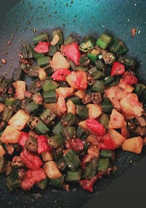 ભીંડા બટાકા નું શાક (Bhinda Bataka Shak Recipe In Gujarati) રેસીપી મુખ્ય ફોટો