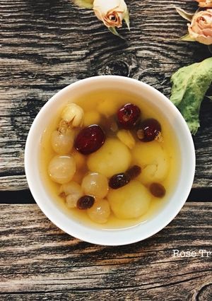Hình của món Chè Sen Nhãn Nhục Củ Năng.