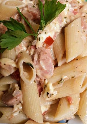 Una foto de Pasta cremosita con Hot Dog 🇵🇪
