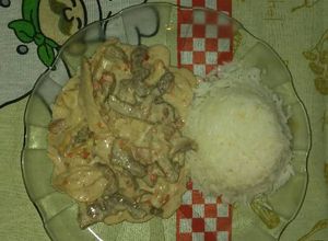 Una foto de Strogonoff de carne