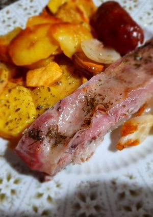 Una foto de Vacío de cerdo con papas tipo españolas