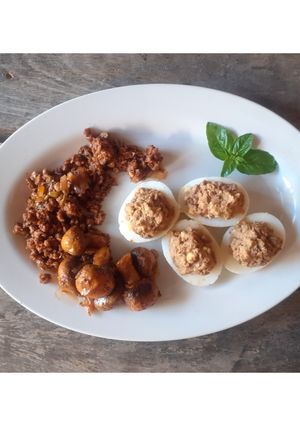 Una foto de Huevos rellenos con carne de soja • champiñones salteados