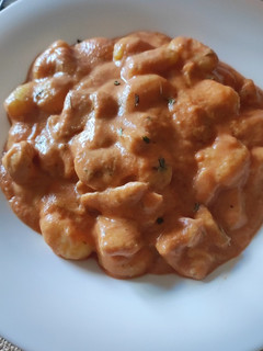 Una foto de Gnocchis con pollo en salsa de tomate