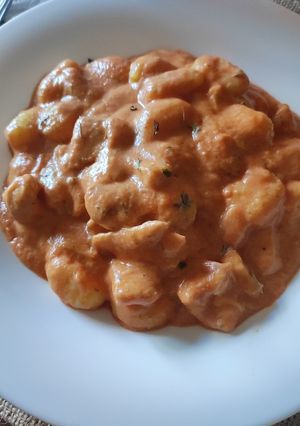 Una foto de Gnocchis con pollo en salsa de tomate