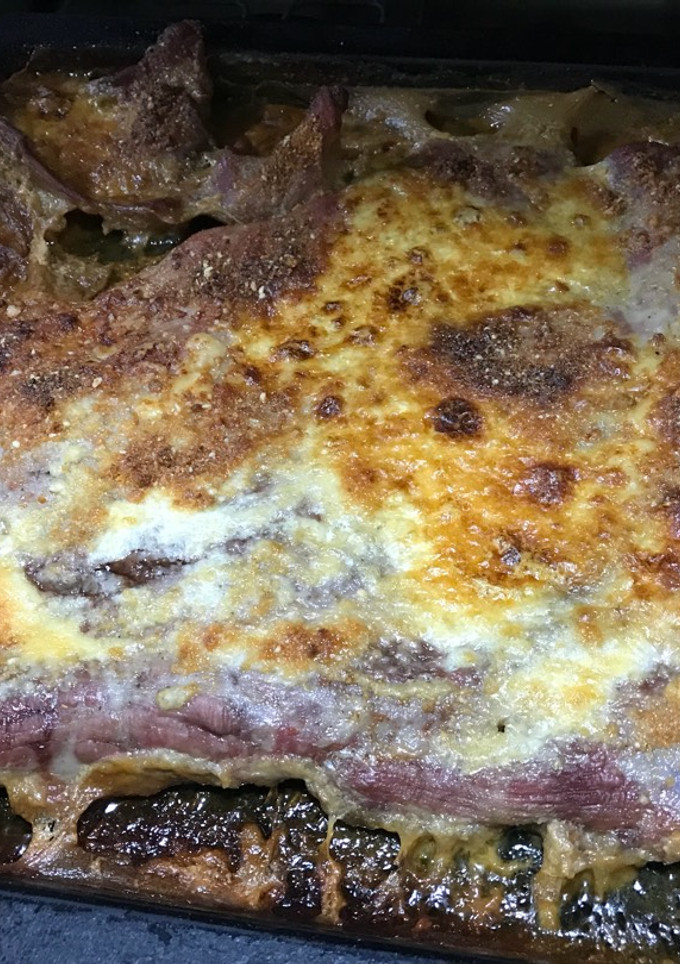 Una foto de Matambre con crema y queso