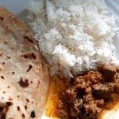 A picture of Kaleji gurda masala with paratha and plain rice.