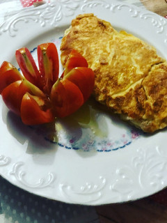 Una foto de Tortilla francesa rellena de bacon y queso